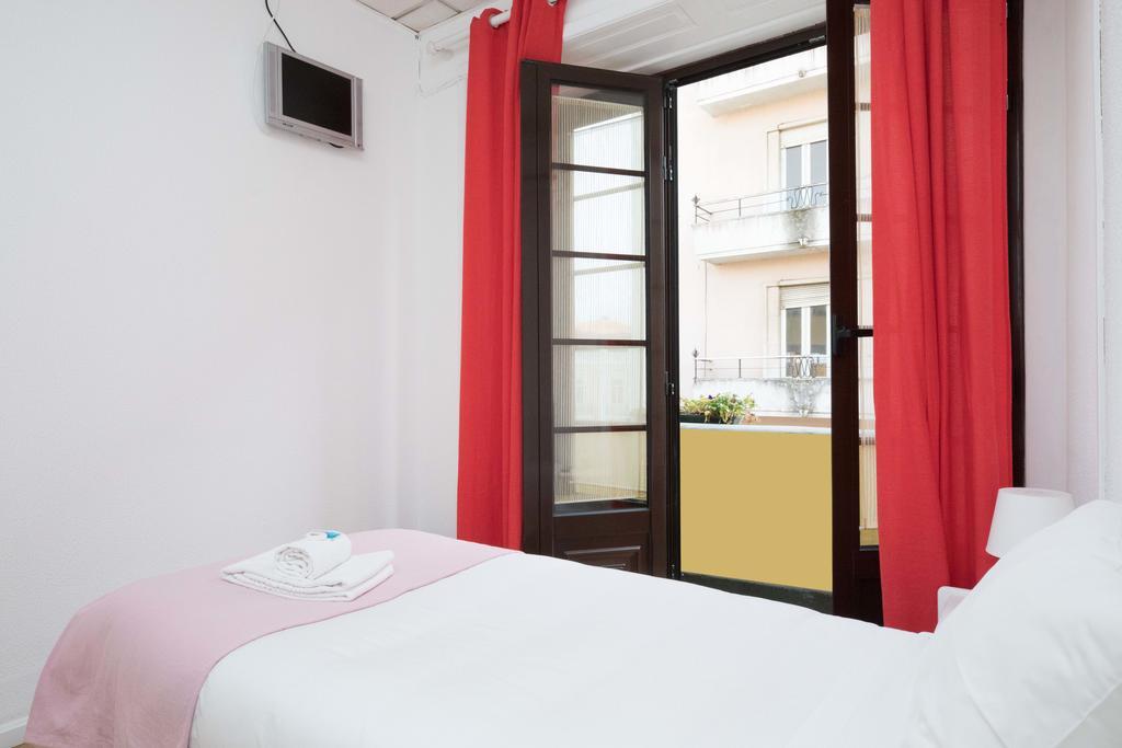 Peters Guesthouse Авейру Экстерьер фото